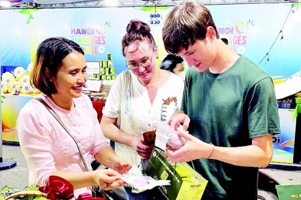 Khách du lịch tìm hiểu và thưởng thức trà sen Tây Hồ, một đặc sản của Hà Nội.