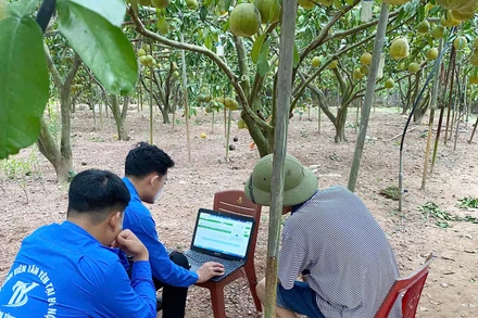 Cán bộ Đoàn Thanh niên xã Phúc Hòa (Tân Yên) hướng dẫn người dân cách đăng ký trên sàn thương mại điện tử. (Ảnh: NGUYỄN MIỀN)