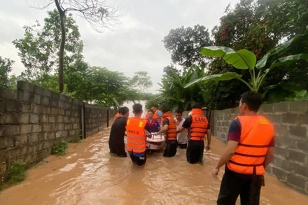 Lực lượng Công an tỉnh Thái Nguyên phối hợp lực lượng cơ sở đưa người dân tại xã Bình Sơn, thành phố Sông Công ra khỏi khu vực ngập lụt. (Ảnh Quang Linh)