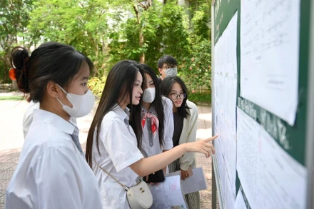 Các thí sinh đến làm thủ tục dự thi tại Điểm thi Trường THCS Minh Khai (quận Hai Bà Trưng, Hà Nội), chiều 25/6. (Ảnh THẾ ĐẠI)