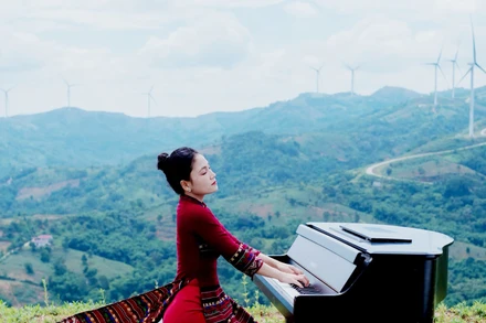 Hoa Ngọc Hà trong một chương trình ghi hình mới đây với trang phục áo dài chất liệu thổ cẩm của đồng bào Bru-Vân Kiều cùng cây đàn piano, tại quê nhà Khe Sanh. (Ảnh TRẦN TIẾN ĐẠT)