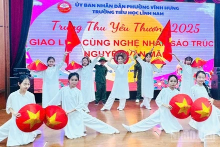 Học sinh Trường tiểu học Lĩnh Nam (Hà Nội) đón trung thu yêu thương. 