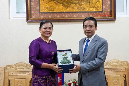 Thứ trưởng Văn hóa, Thể thao và Du lịch Hoàng Đạo Cương tiếp Quốc Vụ khanh Bộ Văn hóa và Nghệ thuật Campuchia Lundi Sannnara.