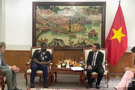 Thứ trưởng Văn hóa, Thể thao và Du lịch Hoàng Đạo Cương tiếp Đoàn chuyên gia Chương trình Ký ức thế giới của UNESCO. 