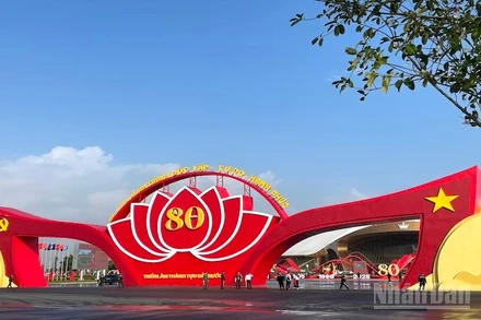 Triển lãm thành tựu đất nước chủ đề “80 năm hành trình Độc lập-Tự do-Hạnh phúc” thu hút sự quan tâm của nhân dân và khách du lịch.
