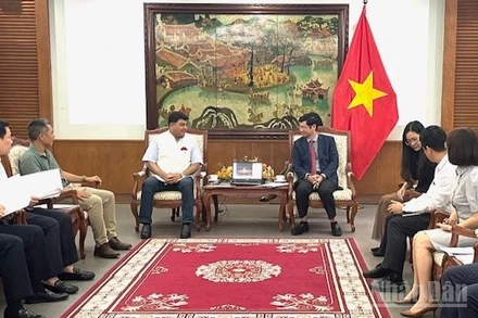 Quang cảnh buổi làm việc. 