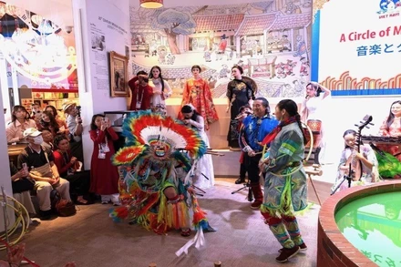 Màn biểu diễn múa vòng và múa lông vũ trên nền nhạc Chiếc khăn piêu tại EXPO 2025 Osaka. 