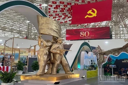 Khối mô hình tượng đài Chiến thắng Điện Biên Phủ tại không gian trưng bày của tỉnh Điện Biên. 