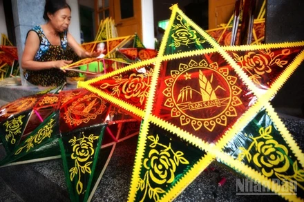 Đèn trung thu là đồ chơi yêu thích của các em nhỏ. 