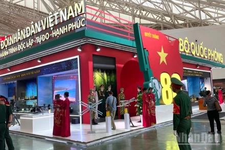 Không gian trưng bày trong nhà của Bộ Quốc phòng. 