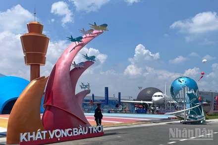 Không gian ngành hàng không thu hút đông giới trẻ tham quan.