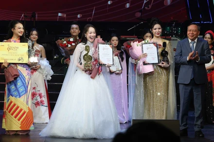 Thí sinh Đào Lê Phương Chi tại lễ trao giải Quán quân "Tiếng hát Hà Nội 2025".