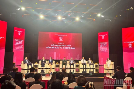 Các diễn giả trả lời, đối thoại với người dân tìm cách tháo gỡ khó khăn xung quanh thủ tục thuê, mua nhà ở xã hội hiện nay. (Ảnh: HNV)