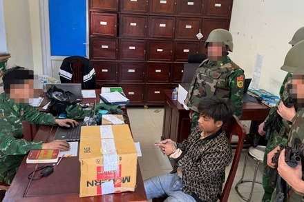 Lực lượng Biên phòng bắt giữ đối tượng Hồ Văn Triệu cùng tang vật 12.000 viên ma túy tổng hợp.