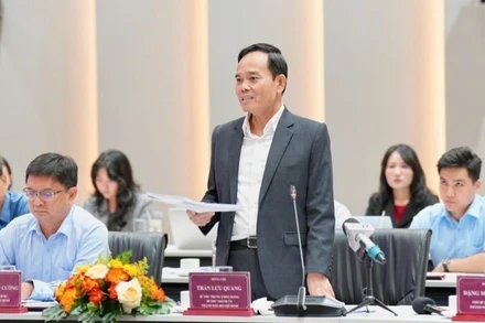 Đồng chí Trần Lưu Quang, Bí thư Trung ương Đảng, Bí thư Thành ủy Thành phố Hồ Chí Minh phát biểu ý kiến tại buổi làm việc. 