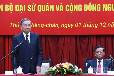 Tổng Bí thư Tô Lâm và Đại sứ Việt Nam tại Lào Nguyễn Minh Tâm.