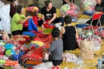 Hoạt động cứu trợ đồng bào miền trung, Tây Nguyên bị lũ lụt được hưởng ứng khắp cộng đồng. (Ảnh: THANH THẢO)