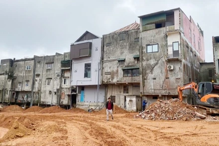 Từ suối sạt, lở phía sau dãy nhà nay đã được san lấp, xây dựng lại bằng kè bền vững, bảo đảm cho người dân sống an toàn.