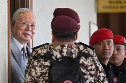 Cựu Thủ tướng Malaysia Najib Razak (thứ nhất bên trái) được nhìn thấy tại Kuala Lumpur, Malaysia, ngày 22/12/2025. (Ảnh: Bernama/THX)