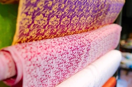 Sản phẩm lụa của Làng nghề dệt lụa Nha Xá, Hà Nam (cũ) đa dạng từ lụa hoa, đũi đến lanh. (Ảnh: PV)