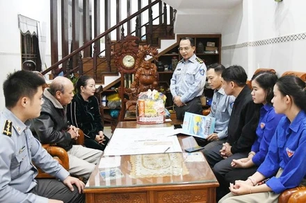 Chi đội Kiểm ngư số 3 và chính quyền địa phương thăm hỏi gia đình chủ tàu cá gặp nạn.