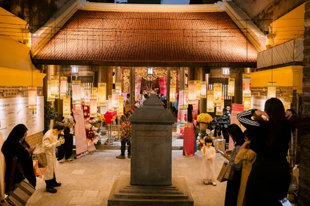 Không gian trưng bày nghệ thuật "Sắc màu truyền thống" thu hút sự tham gia của nhiều họa sĩ chuyên nghiệp và các em nhỏ.