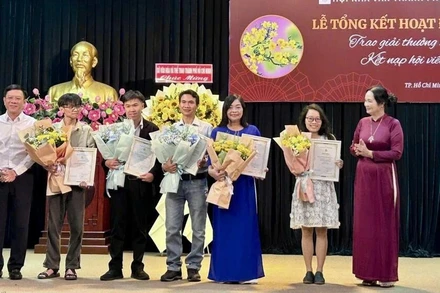 Nhà văn Trịnh Bích Ngân - Chủ tịch Hội Nhà văn Thành phố Hồ Chí Minh (bên phải) và lãnh đạo Sở Văn hóa và Thể thao thành phố trao Giải thưởng văn học năm 2025 đến các tác giả đoạt giải.