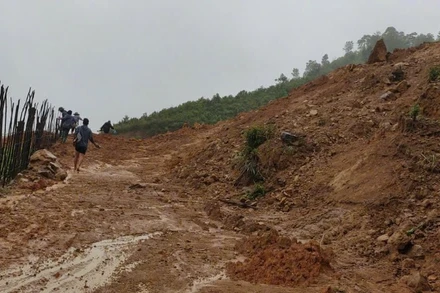 Mưa lớn trong đêm khiến nhiều vị trí tại xã Tìa Dình (tỉnh Điện Biên) bị sạt lở, làm tê liệt một số tuyến giao thông vào các bản.