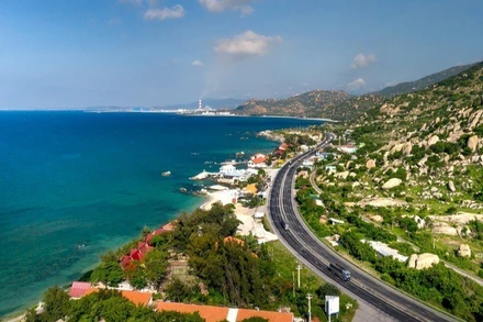 Đường ven biển đi qua vịnh Cà Ná. (Ảnh: VGP)