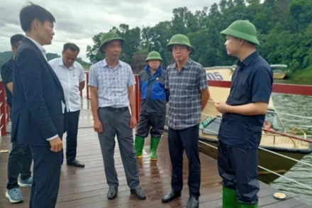 Ban Chỉ huy Phòng thủ dân sự xã Đoài Phương (Hà Nội) tổ chức kiểm tra thực địa tại hồ Đồng Mô.