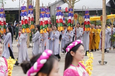 Đoàn rước lễ trong ngày khai hội. (Ảnh: PV)