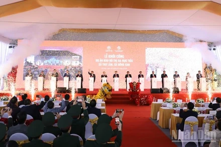 Ấn nút khởi công dự án. (Ảnh: PV)