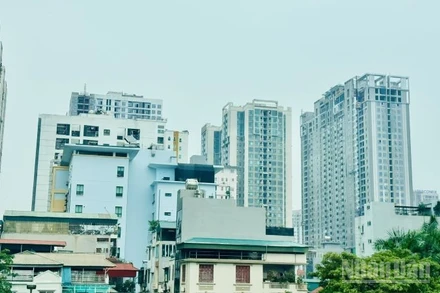 Một góc chung cư và nhà ở phía đông Hà Nội. (Ảnh: HNV)