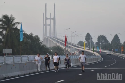 Người dân tập thể dục trên đường dẫn vào cầu.