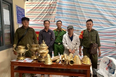 Công an xã Châu Thành bắt giữ 2 đối tượng cùng tang vật. (Ảnh: Anh Tuấn)