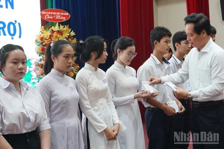 Lãnh đạo tỉnh Đồng Tháp trao học bổng cho các em học sinh trên địa bàn tỉnh.