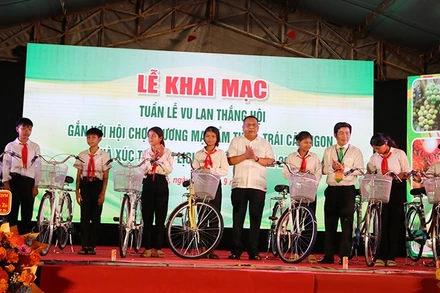 Trao xe đạp cho học sinh khó khăn tại buổi lễ.