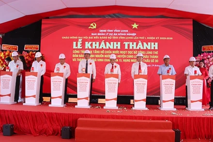 Nghi thức khánh thành công trình hồ chứa nước ngọt dọc bờ sông Láng Thé, phường Nguyệt Hóa.