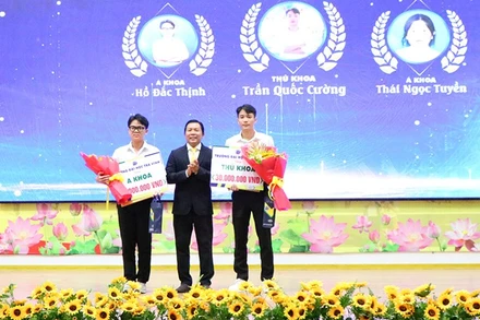 Trường đại học Trà Vinh vinh danh thủ khoa, á khoa kỳ tuyển sinh đại học chính quy năm 2025 tại lễ khai giảng năm học mới.