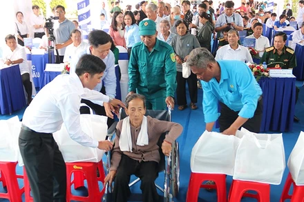 Người cao tuổi được hỗ trợ đến khám bệnh miễn phí tại xã Long Hiệp.