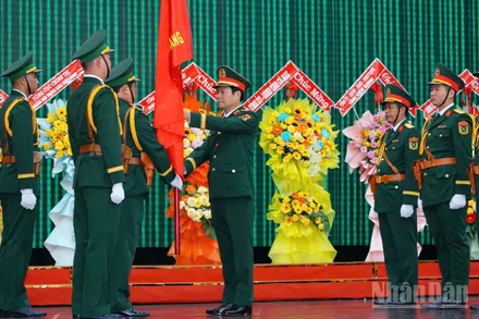 Đại tướng Nguyễn Tân Cương, Ủy viên Ban chấp hành Trung ương Đảng, Ủy viên Thường vụ Quân ủy Trung ương, Tổng Tham mưu trưởng, Thứ trưởng Quốc phòng trao quân kỳ Quyết thắng cho các đơn vị thành lập mới trên địa bàn Quân khu.