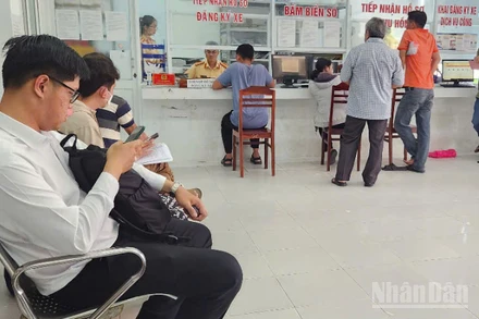 Lực lượng Cảnh sát giao thông thành phố Cần Thơ thực hiện thủ tục hành chính cho người dân.