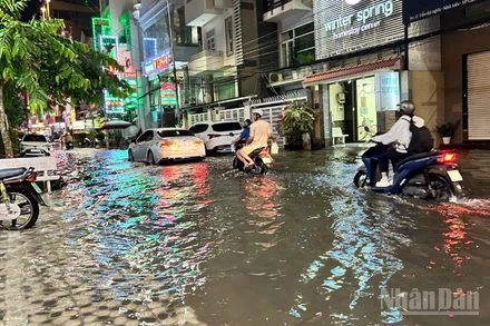 Nhiều tuyến đường nội ô thành phố Cần Thơ bị ngập sau cơn mưa.