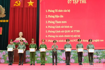 Giám đốc Công an thành phố Cần Thơ trao khen thưởng các tập thể, cá nhân có thành tích xuất sắc trong công tác.