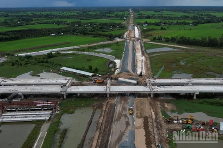 Công trường thi công tuyến cao tốc trục ngang đoạn qua Hậu Giang nhìn từ trên cao.