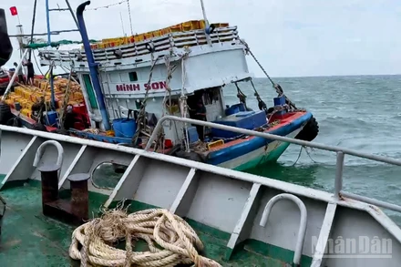 Tàu Hải đội 2, Bộ đội Biên phòng thành phố Cần Thơ tiếp cận vị trí tàu cá ST 94989 TS gặp nạn.