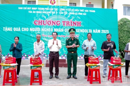 Đại tá Huỳnh Thanh Hùng, Chính ủy Bộ đội Biên phòng thành phố Cần Thơ và mạnh thường quân tặng quà cho bà con nghèo tại chương trình.