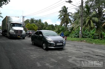 Quốc lộ 61 đoạn qua địa bàn tỉnh An Giang xuống cấp gây nguy hiểm cho người tham gia giao thông