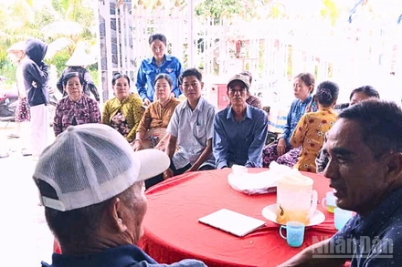 Chính quyền địa phương vận động người dân tham gia bảo hiểm y tế