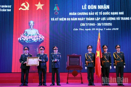 Trung tướng Nguyễn Xuân Dắt, Phó Bí thư Đảng ủy, Tư lệnh Quân khu 9, trao Huân chương Bảo vệ Tổ quốc hạng Nhì cho Bộ Chỉ huy Quân sự thành phố Cần Thơ.